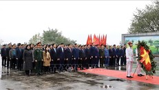 Các đại biểu đến đặt vòng hoa mang dòng chữ “Đời đời ghi nhớ công ơn các Vua Hùng đã có công dựng nước” tại Lăng Hùng Vương.