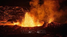Dung nham phun trào từ núi lửa trên bán đảo Reykjanes, Tây Nam Iceland ngày 19/12/2023. Ảnh: AFP/TTXVN
