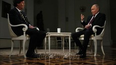 Tổng thống Nga Vladimir Putin (phải) trả lời phỏng vấn nhà báo Mỹ Tucker Carlson tại Moskva ngày 6/2. Ảnh: AFP/TTXVN