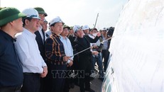 Phó Thủ tướng Trần Hồng Hà kiểm tra Dự án đường bộ cao tốc Bắc - Nam phía Đông đoạn Diễn Châu - Bãi Vọt. Ảnh: Dương Giang/TTXVN 