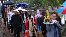 Mặc dù trời mưa nhẹ nhưng chiều tối ngày 14 tháng Giêng đông đảo du khách đến Đền Trần để tham quan, vãn cảnh.