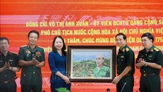 Phó Chủ tịch nước Võ Thị Ánh Xuân chúc mừng tập thể lãnh đạo, y bác sĩ Bệnh viện Quân y 175, TP Hồ Chí Minh.