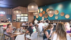 Sự kiện diễn ra trong một ngày duy nhất thu hút rất nhiều thực khách, tất cả các khung giờ mở cửa từ 12 giờ trưa đến 9h tối đã được đặt kín bàn từ nhiều tuần trước đó. Ảnh: Hồng Minh