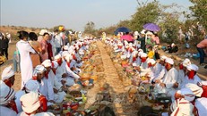 Thực hiện nghi thức cúng trong Lễ tảo mộ của đồng bào Chăm theo đạo Hồi giáo (Bà Ni) ở Bình Thuận. Ảnh: Nguyễn Thanh/TTXVN