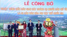 Bà Trương Thị Ngọc Ánh, Phó Chủ tịch Ủy ban Trung ương MTTQ Việt Nam trao Quyết định công nhận làn điệu soóng cọ của người Sán Chỉ là văn hóa phi vật thể quốc gia.