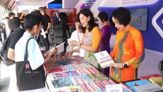 Khách tham quan gian trưng bày của Thông tấn xã Việt Nam, ngày 15/3/2024. Ảnh: Thu Hương