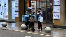 Nghề mới ở Trung Quốc: Giao hàng hộ shipper