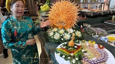 Nghệ nhân ưu tú ẩm thực Việt Nam Phan Tôn Gia Hiền chế biến và giới thiệu món “Nem hình Công - Chả hình Phụng” tại chương trình. 