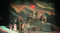 Cảnh trong vở "Điện Biên vẫy gọi". Ảnh: Nhà hát cung cấp.