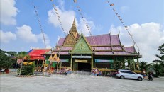 Chùa Kim Cấu, xã Vĩnh Trạch, thành phố Bạc Liêu, tỉnh Bạc Liêu trang hoàng chuẩn bị đón Tết cổ truyền Chôl Chnam Thmây. Ảnh: TTXVN phát