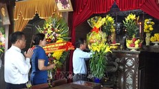 Lãnh đạo tỉnh và người dân tới dâng hương, dâng hoa tại Khu lưu niệm Tổng Bí thư Lê Duẩn ở xã Triệu Thành, huyện Triệu Phong.