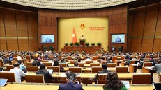 Đại tướng Tô Lâm, Bộ trưởng Bộ Công an trình bày Tờ trình về dự án Luật sửa đổi, bổ sung một số điều của Luật Cảnh vệ. Ảnh: TTXVN