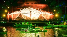 Dòng sông Sài Gòn trở lên lung linh huyền ảo trong đêm khai mạc Lễ hội sông nước TP Hồ Chí Minh năm 2023.