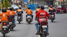 Chỉ trong vòng vài phút sau khi đặt đơn trên ứng dụng, nhân viên sẽ kịp giao sản phẩm cho các khách hàng. Ảnh: PTI 