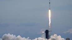 Tên lửa đẩy Falcon 9 mang theo vệ tinh Satria-1 của Indonesia rời bệ phóng tại Mũi Canaveral, bang Florida, Mỹ. Ảnh: AP