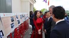 Thứ trưởng Ngoại giao Nguyễn Minh Hằng giới thiệu cho bạn bè quốc tế về triển lãm ảnh. Ảnh: Anh Hiển