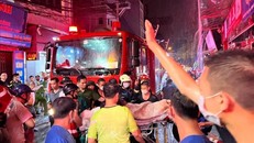 Đến gần 22h, lực lượng chức năng đưa được nạn nhân ra ngoài. Ảnh: Phạm Kiên