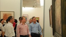 Đại biểu tham quan triển lãm. Ảnh: TTXVN phát