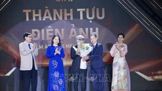 Phó Chủ tịch nước Võ Thị Ánh Xuân và Bí thư Thành ủy Đà Nẵng Nguyễn Văn Quảng cùng các nghệ sĩ chúc mừng đạo diễn, NSND Đặng Nhật Minh tại DANAFF II.