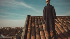 Hình ảnh Đức Tuấn đứng trân mái một ngôi nhà cổ ở Hội An