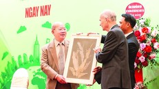 Nhà Ngoại giao Nguyễn Xuân Thắng nhận quà kỉ niệm từ ông Georre Christopides, Chủ tịch Danh dự của Liên hiệp các Hội UNESCO Thế giới.