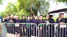 Người dân xếp hàng chờ viếng tại Nghĩa trang Mai Dịch