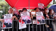 Hàng người chờ tiễn biệt Tổng Bí thư Nguyễn Phú Trọng trên đường phố Hà Nội