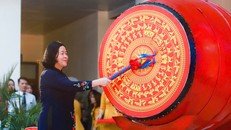 Bí thư Thành ủy Bùi Thị Minh Hoài đánh trống đánh khai giảng năm học mới 2024-2025 tại Trường THCS Giảng Võ. Ảnh: Viết Thành