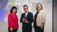 Tổng Biên tập Lê Quốc Minh, đại diện Báo Nhân Dân nhận cúp lưu niệm tại buổi lễ trao giải. Ảnh: WAN-IFRA