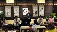 Khách mời giao lưu, trò chuyện về Phật hoàng Trần Nhân Tông. Ảnh: Phương Lan