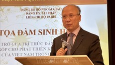Bí thư Đảng ủy, Đại sứ Việt Nam tại Pháp Đinh Toàn Thắng phát biểu trong buổi tọa đàm. 