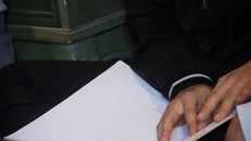 Sờ chữ nghe thơ... Ảnh: Ơ Kìa Hà Nội