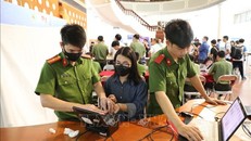 Đoàn viên thanh niên Công an Hà Nội hỗ trợ cấp căn cước công dân và kích hoạt định danh điện tử, chuẩn hóa thông tin thuê bao cho đoàn viên thanh niên Đại học Bách khoa Hà Nội. Ảnh minh họa: Minh Đức/TTXVN