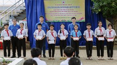 Đại diện Đoàn thanh niên Công ty Dịch vụ Khí trao tặng học bổng