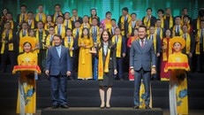 Bà Nguyễn Thị Linh Chi – Phó Tổng Giám đốc PVcomBank đại diện Ngân hàng nhận giải thưởng Sao Vàng đất Việt 2024