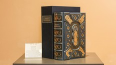 Ấn bản S100 Nhà thờ Đức Bà Paris. Ảnh: Đông A