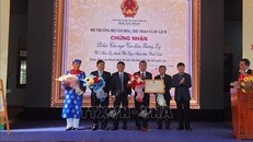 Lãnh đạo Cục di sản văn hóa trao Bằng chứng nhận di sản văn hóa phi vật thể cho lãnh đạo UBND thành phố Quy Nhơn.