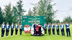 FLC Golf Links Quang Binh trao giải thưởng HIO tới golfer Lê Thế Duy Hoàng 