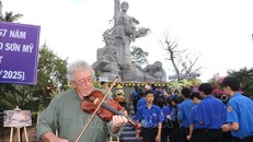 Cựu binh Mỹ Roy Mike Boehm kéo vĩ cầm tưởng nhớ các nạn nhân vụ thảm sát Sơn Mỹ. 