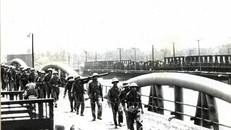 Đến 15 giờ ngày 29/3/1975, quân ta chiếm lĩnh toàn bộ căn cứ liên hợp Đà Nẵng, bán đảo Sơn Trà và tới 17 giờ giải phóng hoàn toàn thành phố Đà Nẵng. Trong ảnh: Quân Giải phóng hành quân qua cầu Nguyễn Tri Phương tiến vào Đà Nẵng, ngày 29/3/1975. Ảnh: Tư liệu TTXVN