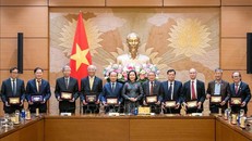 Phó Chủ tịch Quốc hội Nguyễn Thị Thanh với các đại biểu. Ảnh: TTXVN phát