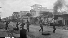 Ngày 9/4/1975, quân ta tiến công vào thị trấn Xuân Lộc, căn cứ phòng thủ trọng yếu của địch bảo vệ Sài Gòn từ phía Đông Bắc. Ngày 21/4, quân địch ở Xuân Lộc tháo chạy, cửa ngõ vào Sài Gòn từ hướng Đông Bắc đã được mở. Ngay từ khi mất Xuân Lộc, Tổng thống Nguyễn Văn Thiệu từ chức. (Ảnh: TTXVN)