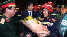 Lãnh đạo Bộ Quốc phòng đón lực lượng cứu hộ, cứu nạn hoàn thành nhiệm vụ trở về tại sân bay quốc tế Nội Bài. Ảnh: An Đăng/TTXVN