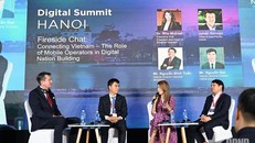 Đồng chí Nguyễn Đạt, Phó tổng giám đốc Tập đoàn Viettel (thứ hai, bên trái) tại phiên thảo luận.