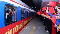 Lãnh đạo Tổng công ty Đường sắt Việt Nam vẫy cờ kèm những lời chúc may mắn đến những hành khách trên tàu SE1, tối 29/4 khi tàu lăn bánh rời Ga Hà Nội. 