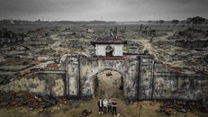 Việt Phương cùng nhóm 3D tại mô hình Thành cổ Quảng Trị. Ảnh: NVCC