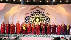 Nghi thức truyền thống Phật giáo tụng kinh cầu hòa bình thế giới. Ảnh: Tiến Lực/TTXVN