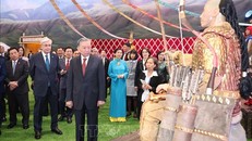 Tổng Bí thư Tô Lâm và Phu nhân cùng Tổng thống Kassym-Jomart Tokayev tham quan Làng Văn hoá Dân tộc Kazakhstan. Ảnh: Thống Nhất/TTXVN