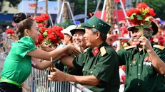Các cựu chiến binh khoác tấm áo lính vẫy cờ, trao hoa cho các chiến sĩ trẻ.
