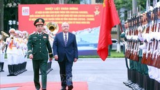 Bộ trưởng Bộ Quốc phòng Phan Văn Giang và Bộ trưởng Bộ Quốc phòng Thổ Nhĩ Kỳ Yasar Guler duyệt Đội danh dự Quân đội nhân dân Việt Nam. Ảnh: Phạm Kiên/TTXVN